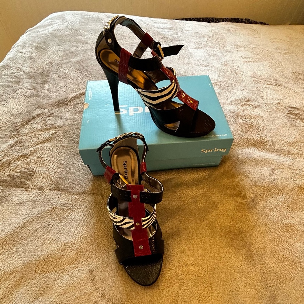 NWT Spring black, white, red  Burkey-90 high heel shoes Size 10